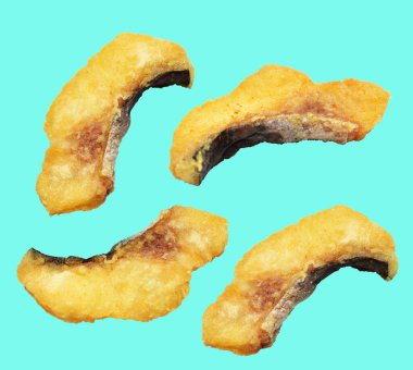 Kızarmış fileto balığı kırpma yolu ile izole edilmiş, yeşil arka planda gölge yok.