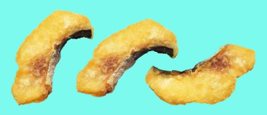 Kızarmış fileto balığı kırpma yolu ile izole edilmiş, yeşil arka planda gölge yok.