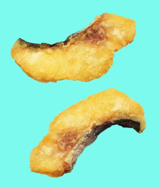 Kızarmış fileto balığı kırpma yolu ile izole edilmiş, yeşil arka planda gölge yok.