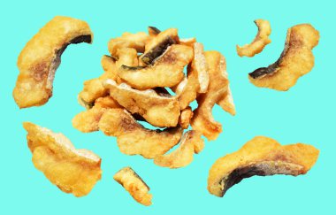 Kızarmış fileto balığı kırpma yolu ile izole edilmiş, yeşil arka planda gölge yok.