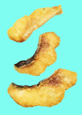 Kızarmış fileto balığı kırpma yolu ile izole edilmiş, yeşil arka planda gölge yok.