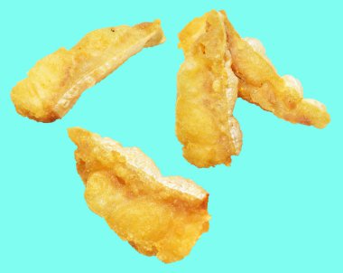 Kızarmış fileto balığı kırpma yolu ile izole edilmiş, yeşil arka planda gölge yok.