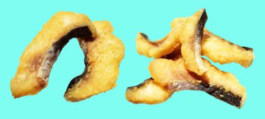 Kızarmış fileto balığı kırpma yolu ile izole edilmiş, yeşil arka planda gölge yok.