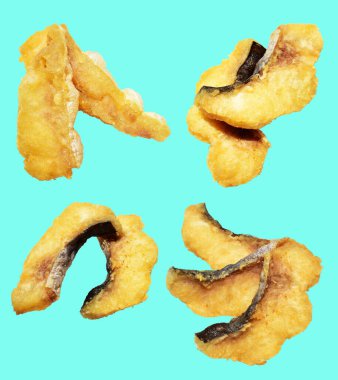 Kızarmış fileto balığı kırpma yolu ile izole edilmiş, yeşil arka planda gölge yok.