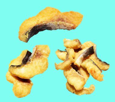 Kızarmış fileto balığı kırpma yolu ile izole edilmiş, yeşil arka planda gölge yok.