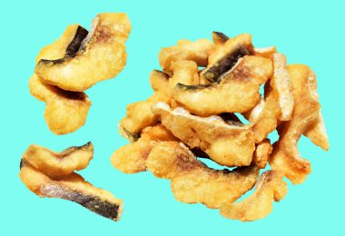 Kızarmış fileto balığı kırpma yolu ile izole edilmiş, yeşil arka planda gölge yok.