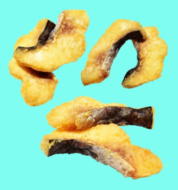 Kızarmış fileto balığı kırpma yolu ile izole edilmiş, yeşil arka planda gölge yok.