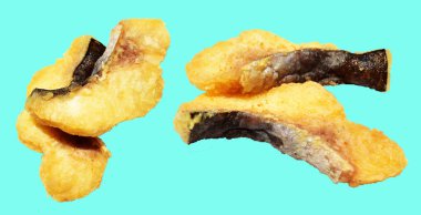 Kızarmış fileto balığı kırpma yolu ile izole edilmiş, yeşil arka planda gölge yok.