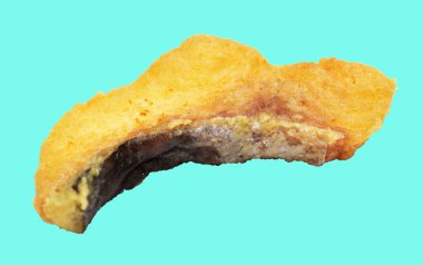 Kızarmış fileto balığı kırpma yolu ile izole edilmiş, yeşil arka planda gölge yok.