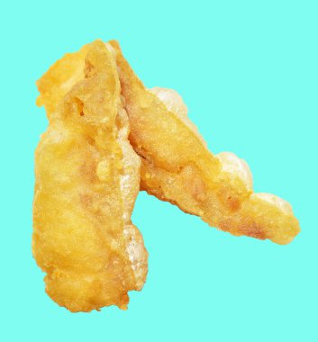 Kızarmış fileto balığı kırpma yolu ile izole edilmiş, yeşil arka planda gölge yok.