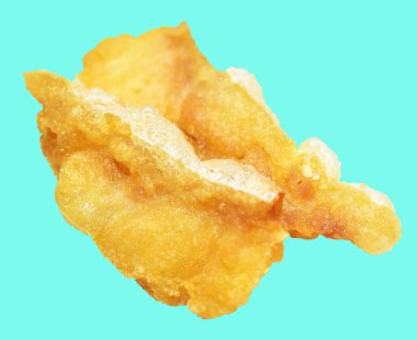 Kızarmış fileto balığı kırpma yolu ile izole edilmiş, yeşil arka planda gölge yok.