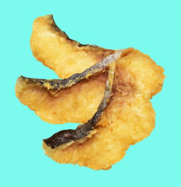 Kızarmış fileto balığı kırpma yolu ile izole edilmiş, yeşil arka planda gölge yok.