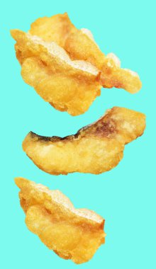 Kızarmış fileto balığı kırpma yolu ile izole edilmiş, yeşil arka planda gölge yok.