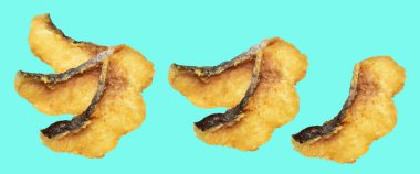 Kızarmış fileto balığı kırpma yolu ile izole edilmiş, yeşil arka planda gölge yok.