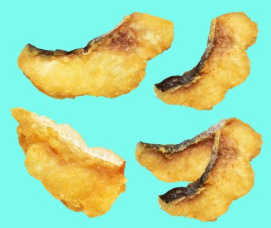 Kızarmış fileto balığı kırpma yolu ile izole edilmiş, yeşil arka planda gölge yok.