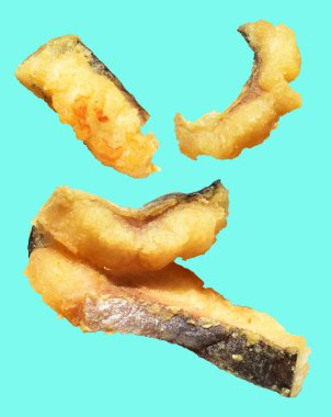 Kızarmış fileto balığı kırpma yolu ile izole edilmiş, yeşil arka planda gölge yok.