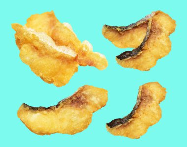 Kızarmış fileto balığı kırpma yolu ile izole edilmiş, yeşil arka planda gölge yok.