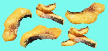 Kızarmış fileto balığı kırpma yolu ile izole edilmiş, yeşil arka planda gölge yok.