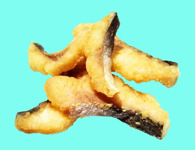 Kızarmış fileto balığı kırpma yolu ile izole edilmiş, yeşil arka planda gölge yok.