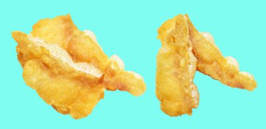 Kızarmış fileto balığı kırpma yolu ile izole edilmiş, yeşil arka planda gölge yok.