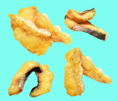 Kızarmış fileto balığı kırpma yolu ile izole edilmiş, yeşil arka planda gölge yok.