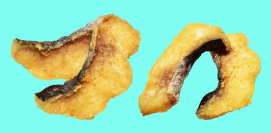 Kızarmış fileto balığı kırpma yolu ile izole edilmiş, yeşil arka planda gölge yok.