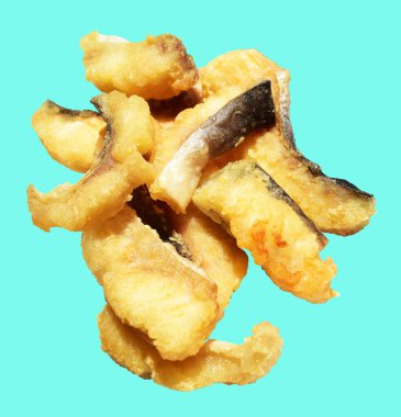 Kızarmış fileto balığı kırpma yolu ile izole edilmiş, yeşil arka planda gölge yok.