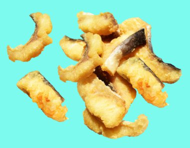 Kızarmış fileto balığı kırpma yolu ile izole edilmiş, yeşil arka planda gölge yok.