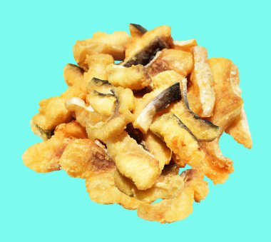 Kızarmış fileto balığı kırpma yolu ile izole edilmiş, yeşil arka planda gölge yok.