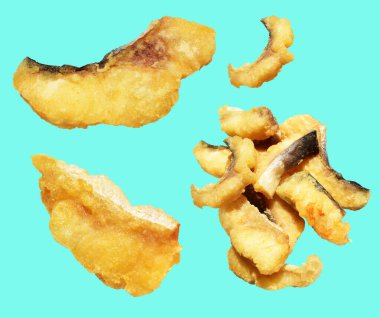 Kızarmış fileto balığı kırpma yolu ile izole edilmiş, yeşil arka planda gölge yok.