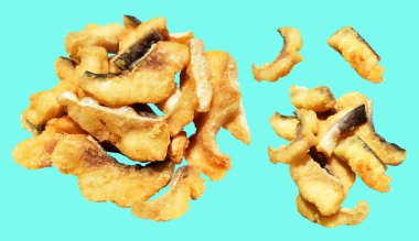 Kızarmış fileto balığı kırpma yolu ile izole edilmiş, yeşil arka planda gölge yok.