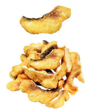 Kızarmış fileto balığı kırpma yolu ile izole edilmiş, beyaz arka planda gölge yok.