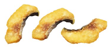 Kızarmış fileto balığı kırpma yolu ile izole edilmiş, beyaz arka planda gölge yok.