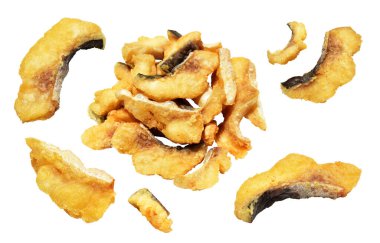 Kızarmış fileto balığı kırpma yolu ile izole edilmiş, beyaz arka planda gölge yok.