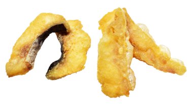 Kızarmış fileto balığı kırpma yolu ile izole edilmiş, beyaz arka planda gölge yok.