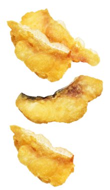 Kızarmış fileto balığı kırpma yolu ile izole edilmiş, beyaz arka planda gölge yok.