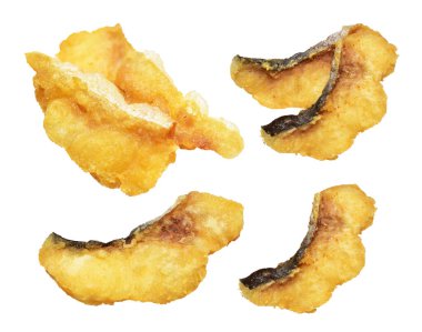 Kızarmış fileto balığı kırpma yolu ile izole edilmiş, beyaz arka planda gölge yok.