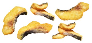 Kızarmış fileto balığı kırpma yolu ile izole edilmiş, beyaz arka planda gölge yok.