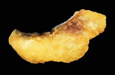 Kızarmış fileto balığı kırpma yolu ile izole edilmiş, siyah arka planda gölge yok.