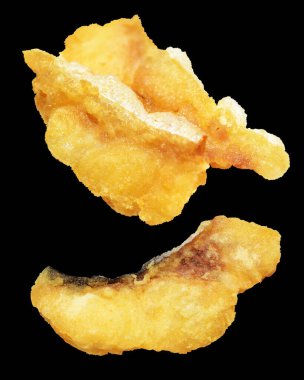 Kızarmış fileto balığı kırpma yolu ile izole edilmiş, siyah arka planda gölge yok.