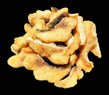 Kızarmış fileto balığı kırpma yolu ile izole edilmiş, siyah arka planda gölge yok.