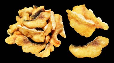 Kızarmış fileto balığı kırpma yolu ile izole edilmiş, siyah arka planda gölge yok.