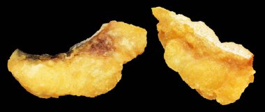 Kızarmış fileto balığı kırpma yolu ile izole edilmiş, siyah arka planda gölge yok.