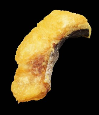 Kızarmış fileto balığı kırpma yolu ile izole edilmiş, siyah arka planda gölge yok.