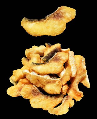 Kızarmış fileto balığı kırpma yolu ile izole edilmiş, siyah arka planda gölge yok.