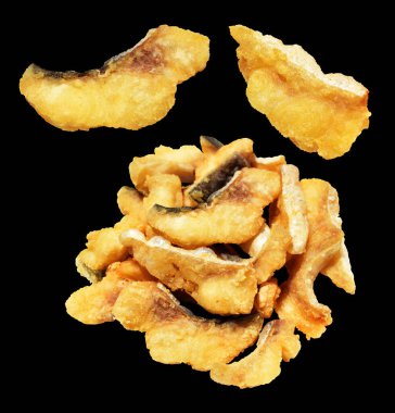 Kızarmış fileto balığı kırpma yolu ile izole edilmiş, siyah arka planda gölge yok.