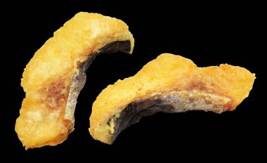 Kızarmış fileto balığı kırpma yolu ile izole edilmiş, siyah arka planda gölge yok.