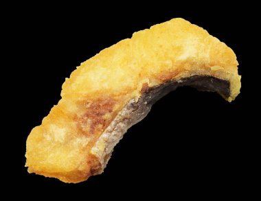 Kızarmış fileto balığı kırpma yolu ile izole edilmiş, siyah arka planda gölge yok.