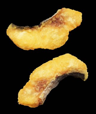 Kızarmış fileto balığı kırpma yolu ile izole edilmiş, siyah arka planda gölge yok.