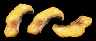 Kızarmış fileto balığı kırpma yolu ile izole edilmiş, siyah arka planda gölge yok.